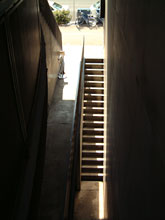 J ROOM　地下へ向かう階段
