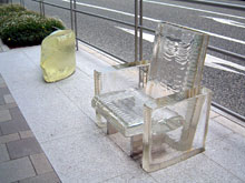 けやき坂通り 吉岡徳仁の「雨の日に消える椅子」